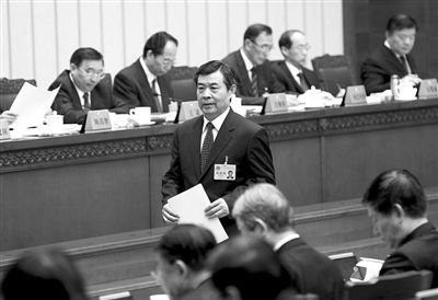 昨日，《消費(fèi)者權(quán)益保護(hù)法》修正案草案首次提交全國人大常委會(huì)審議，全國人大常委會(huì)法制工作委員會(huì)主任李適時(shí)作關(guān)于消費(fèi)者權(quán)益保護(hù)法修正案草案的說明。