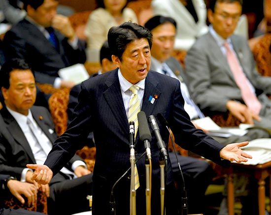 23日，安倍在參議院預(yù)算委員會發(fā)表講話。