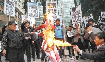  25日，首爾，韓國(guó)民眾舉行集會(huì)，抗議日本首相安倍晉三否認(rèn)侵略歷史、袒護(hù)內(nèi)閣大臣參拜靖國(guó)神社。