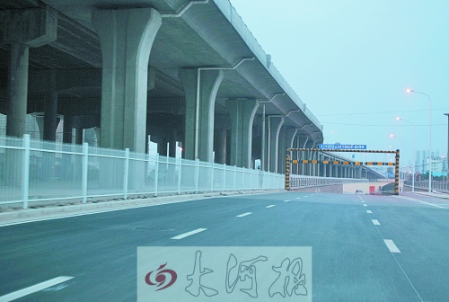 下穿隧道限高3米，不影響公交車通行。