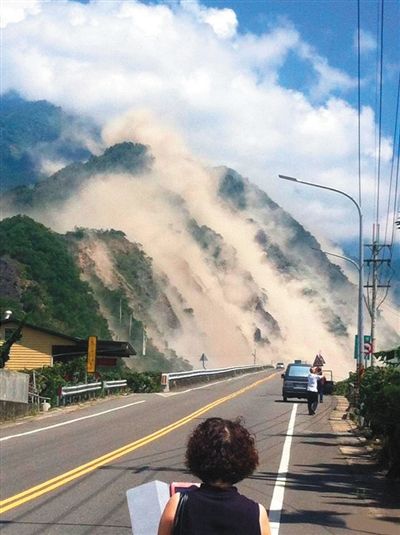 地震造成大面積山崩。網絡截圖