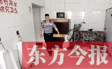 男廁中擺放的電視機(jī)、柜子、自行車等物品
