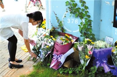 6月8日下午，記者來到廈門公交車爆炸事發(fā)現(xiàn)場橋下，附近已聚集了十幾個自發(fā)前來悼念的市民。橋墩下排放了一圈或黃或白的菊花，還有玖瑰、百合等。