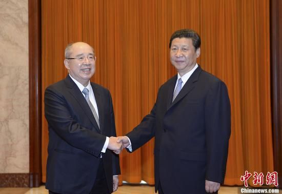 中共中央總書記習(xí)近平13日下午在北京人民大會(huì)堂會(huì)見了中國國民黨榮譽(yù)主席吳伯雄率領(lǐng)的國民黨大陸訪問團(tuán)一行。中新社發(fā) 廖攀 攝