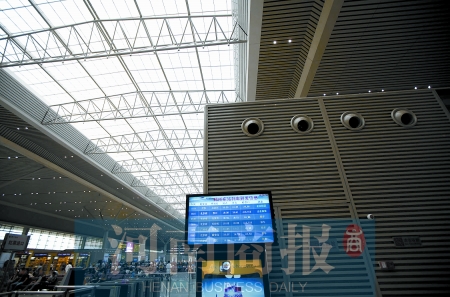 　鄭州東站三樓候車大廳，雖然空調(diào)處有涼風(fēng)吹出，但陽(yáng)光通過(guò)頂棚照進(jìn)，導(dǎo)致整個(gè)大廳的空調(diào)制冷效果不明顯