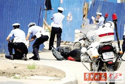 　一名歹徒被抓獲，另一名歹徒持槍劫持了一名門衛(wèi)。