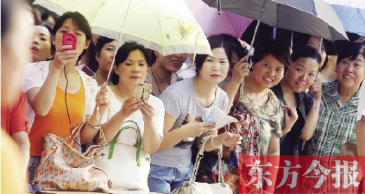 7月6日，鄭州市文化路省實驗中學(xué)小升初測評點，家長們聚集在一起，焦急地等待自己的孩子走出考場 劉棟杰