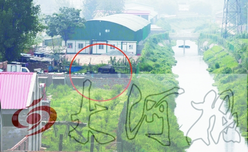 　彩虹橋西南側有一個大型地溝油加工窩點，廢水流入旁邊的排水渠。