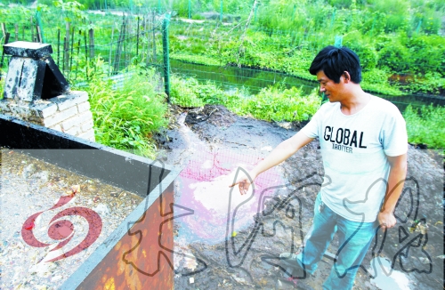 煉油點將骯臟、臭氣熏人的廢水直接排入溝渠。