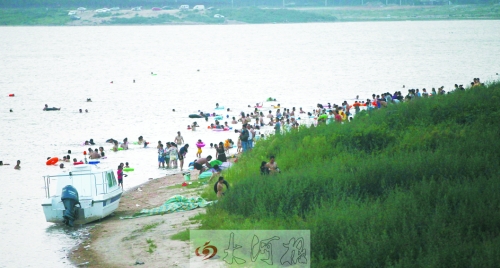 龍湖成為“第一浴場”，對市民是堵還是疏值得探討。