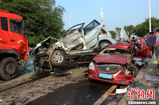 　　8月27日，四川宜賓城區(qū)濱江環(huán)線公路發(fā)生一起3車連環(huán)相撞的交通事故，已致4死2重傷。目前，2名重
