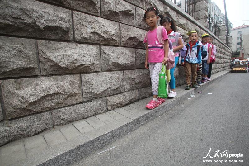 2013年09月11日，濟南運署街上，小學生走史上“最窄人行道”上學。圖片來源：CFP