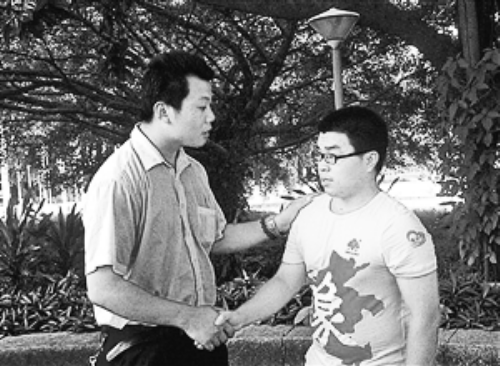 　王強(qiáng)（左）幫助的林富軍，今年考上了深圳大學(xué)。