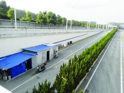 隧道內(nèi)堆放著大量生活用品。