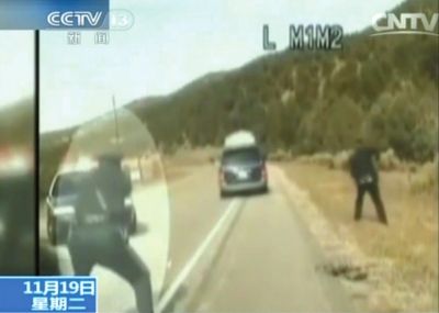 費(fèi)雷爾駕車逃走，警察連開(kāi)數(shù)槍。央視截圖