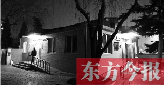 1月13日晚9點(diǎn)20分，鄭州市嵩山路與伊河路交叉口西北角的生態(tài)廁所依然開(kāi)著燈