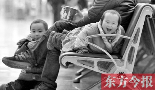鄭州東站候車(chē)長(zhǎng)椅上，哈哈，馬上回家過(guò)年有禮物收了