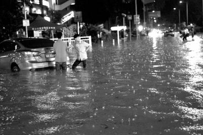 3月30日晚，深圳市區(qū)不少地段因暴雨積水，導(dǎo)致一些車(chē)輛在水中熄火。