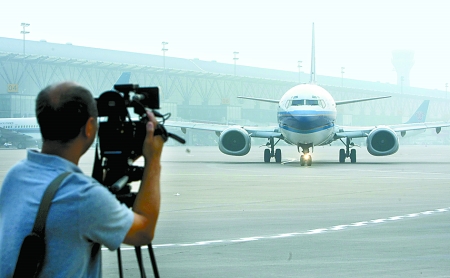 　8月28日，一架嶄新的波音737-800型飛機(jī)平穩(wěn)降落在鄭州新鄭國際機(jī)場。