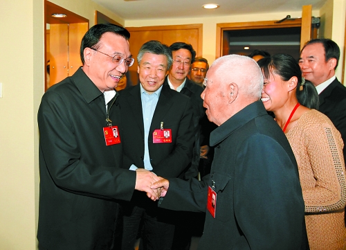 11月5日下午，中共中央政治局常委、國(guó)務(wù)院副總理李克強(qiáng)親切看望了參加中國(guó)共產(chǎn)黨第十八次全國(guó)代表大會(huì)的