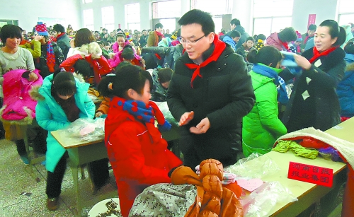 1月20日，省直團(tuán)工委組織19個(gè)省直廳局的38名青年干部，來到三門峽市澠池縣果園鄉(xiāng)，開展“大手拉小手
