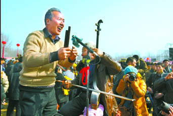 2月22日，寶豐馬街書會(huì)上，說書藝人正在表演。記者 史長來 攝