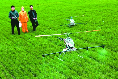 無(wú)人作業(yè)機(jī)一分鐘可為一畝地噴一升藥。