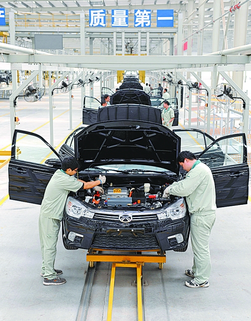 　　4月16日，新鄉(xiāng)市新能電動汽車有限公司的工作人員在電動汽車生產(chǎn)流水線上作業(yè)。目前，新鄉(xiāng)現(xiàn)有規(guī)模以