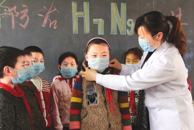 　　4月18日，內黃縣第三實驗小學的老師在為學生講解如何預防甲型H7N9流感。當日，內黃縣第三實驗小