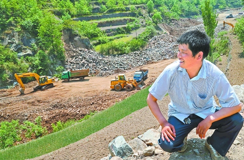 　　5月5日，魯山縣趙村鄉(xiāng)關(guān)岈村青年時軍偉看著正在建設(shè)的兩座小型水庫開心地笑了。他1994年開始外出