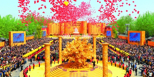 癸巳年黃帝故里拜祖大典于4月12日上午在新鄭舉行，來自海內(nèi)外的炎黃子孫，共同祭拜中華民族的人文始祖軒