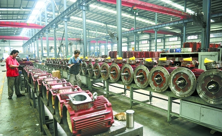 8月9日，南陽微特防爆電機(jī)有限公司員工生產(chǎn)出口訂單產(chǎn)品。