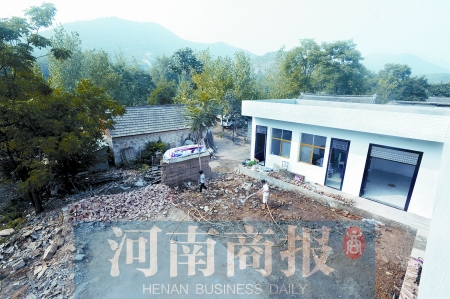 新校舍旁邊，是徐云玲和學(xué)生們用了多年的石頭校舍 河南商報記者 鄧萬里/攝