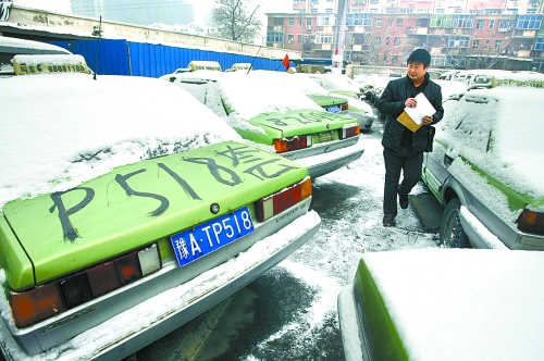 　12月21日，工作人員正在登記套牌出租車、假出租車