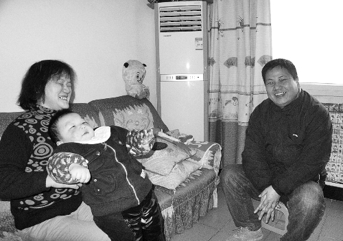 恩人找到了、飯碗保住了，張新明（右）與原竹青都開心地笑了。