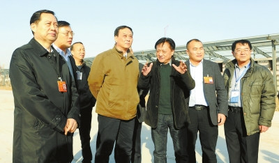 　　鄭州手拉手集團(tuán)董事長(zhǎng)賈長(zhǎng)明（右三）向省農(nóng)業(yè)廳廳長(zhǎng)朱孟洲（右四），省政府副秘書(shū)長(zhǎng)、省政府駐京辦主任