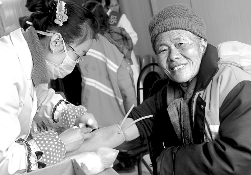 1月14日，汝南縣為全縣460多名環(huán)衛(wèi)工人免費(fèi)進(jìn)行心電圖、胸透等13項(xiàng)健康檢查，并建立了個(gè)人健康檔案