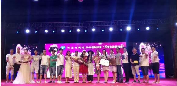 大賽總導(dǎo)演王軍嶺先生親臨現(xiàn)場(chǎng)，為報(bào)名點(diǎn)指導(dǎo)工作