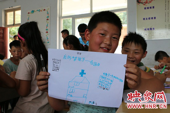 在以“中國(guó)夢(mèng)”主題 的繪畫課堂上，孩子們寫下了自己的夢(mèng)想