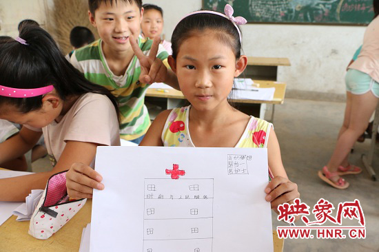 在以“中國(guó)夢(mèng)”主題 的繪畫課堂上，孩子們寫下了自己的夢(mèng)想