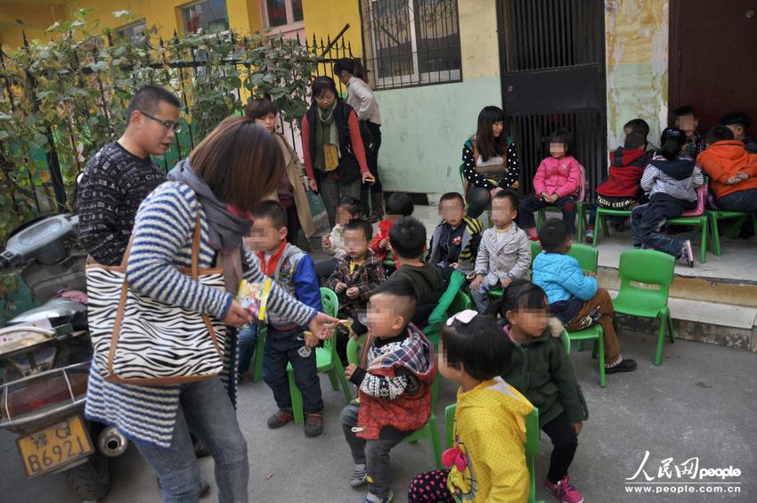 河南駐馬店市高新區(qū)一休幼兒園大門外聚集了數(shù)十位孩子家長,他們是來送孩子上學(xué)的,可是幼兒園大門卻被兩輛面包車?yán)锿舛滤馈Ｖ芤灰淮笤缇陀龅竭@事,不少家長特意給單位請(qǐng)假替孩子討要說法。