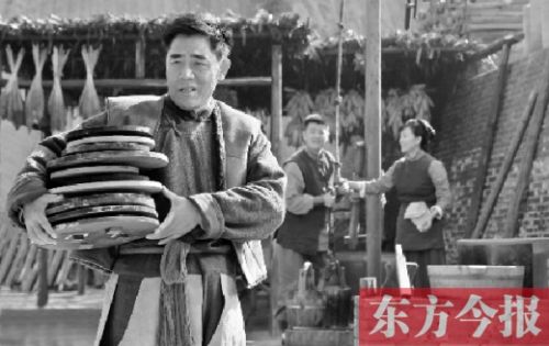 陳寶國(guó)在《大河兒女》中飾演男一號(hào)、燒制鈞瓷的手藝人賀焰生