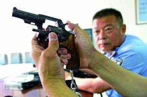 首都專(zhuān)職武裝巡邏力量：配長(zhǎng)槍防暴盾