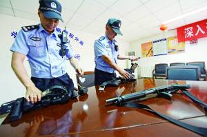 首都專(zhuān)職武裝巡邏力量：配長(zhǎng)槍防暴盾