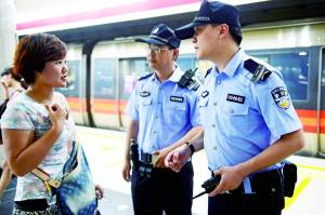 首都專(zhuān)職武裝巡邏力量：配長(zhǎng)槍防暴盾