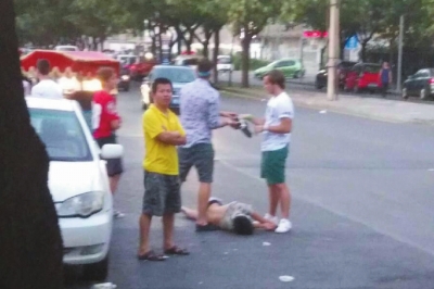 外籍男子當(dāng)街肩扛、腳踏醉漢