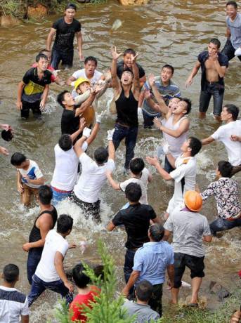 廣西舉辦鬧魚節(jié) 上萬(wàn)人水塘抓魚