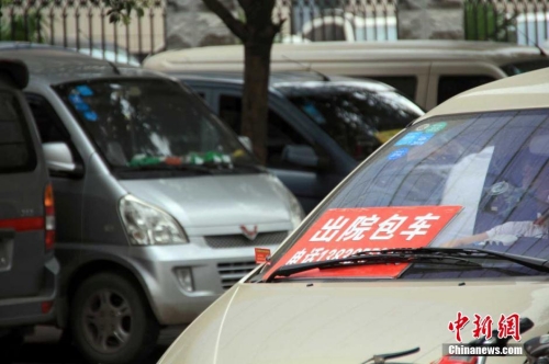 鄭州一醫(yī)院大門(mén)被“出院包車”包圍