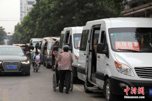 鄭州一醫(yī)院大門(mén)被“出院包車”包圍