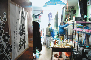 寢室門上的招貼表達了學生們的愿望，其實不逃課、少逃課才是不掛科的保證